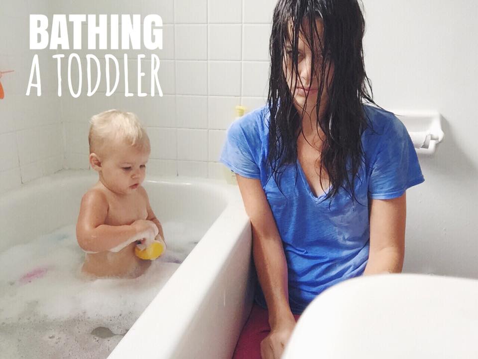 Моет сына в душе. Мама и малыш в ванной. Моется при детях. Купаемся вместе с мамой. Мама купается.