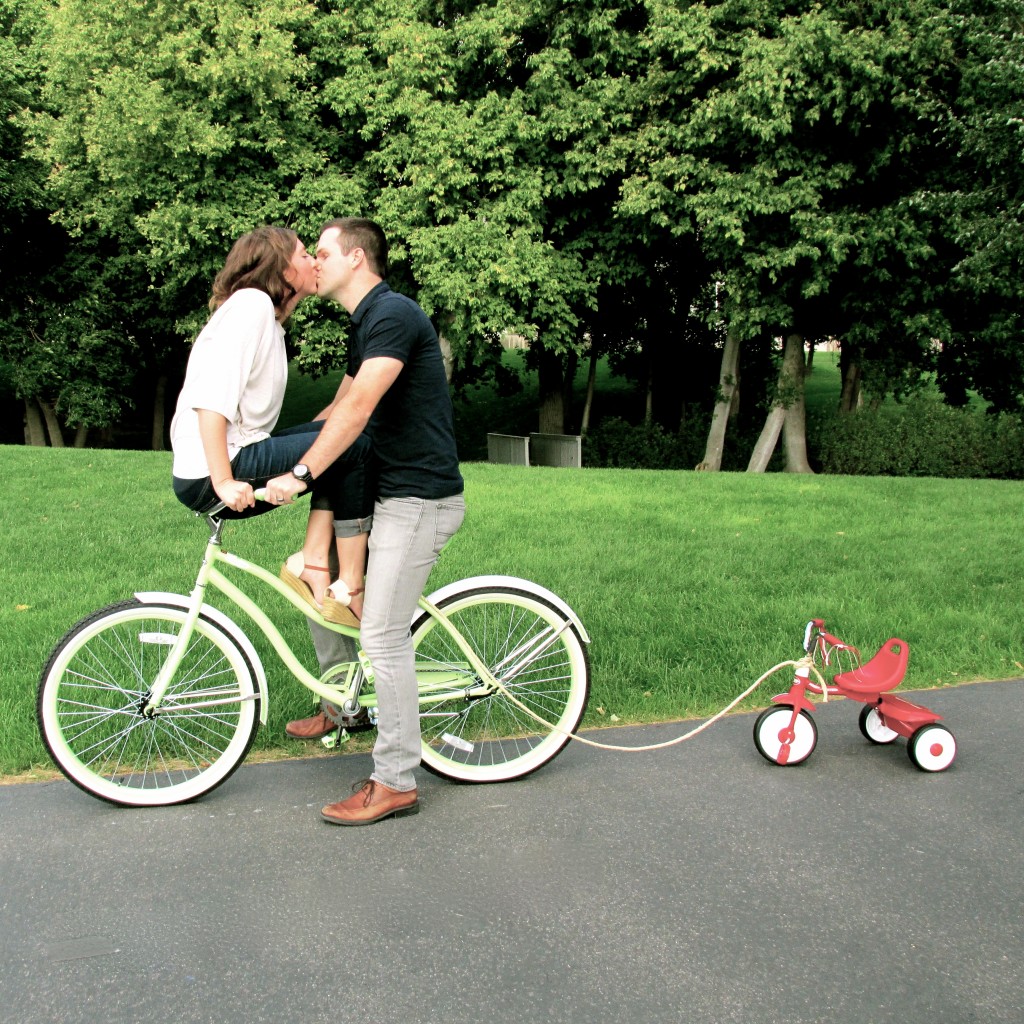 LOVE this cute baby announcement! Tie a little bike to your bike and kiss on the handle bars! #pregnancy 